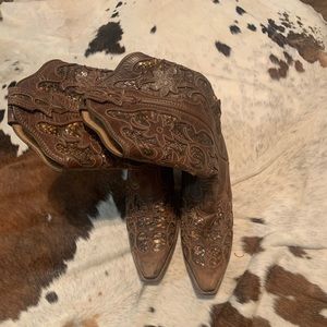 Pointed toe cowgirl boots